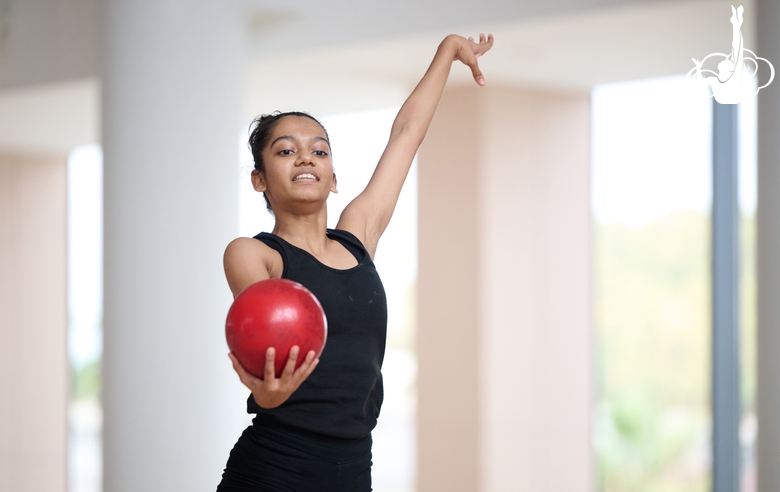 Гимнастка Арья Нитеш Кадам во время тренировки
