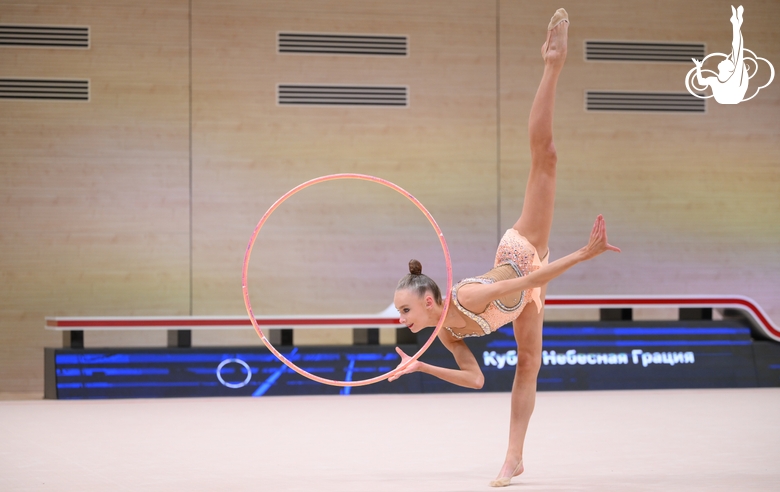 Варвара Баранова во время упражнения с обручем