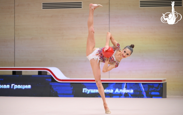 Алена Пушилина во время упражнения с мячом