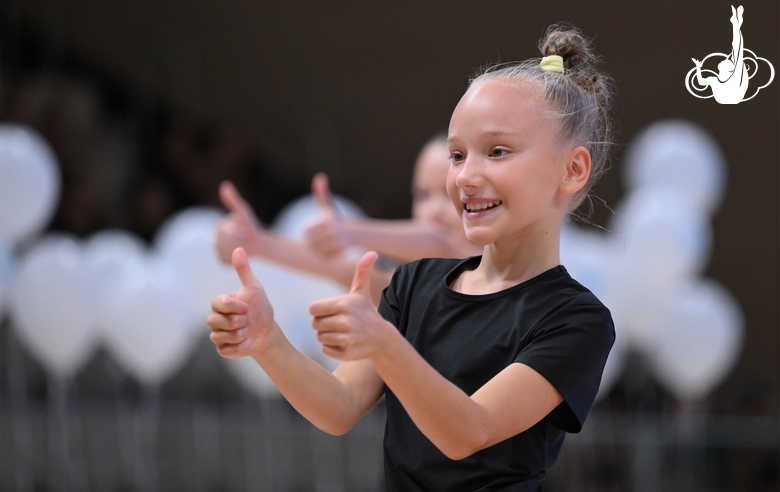 Участница сборов во время выступления на отчетном концерте