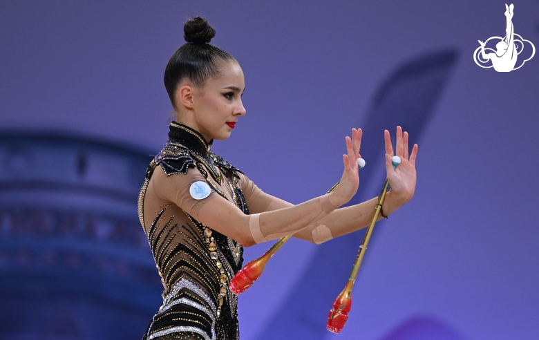 Мария Борисова во время упражнения с булавами