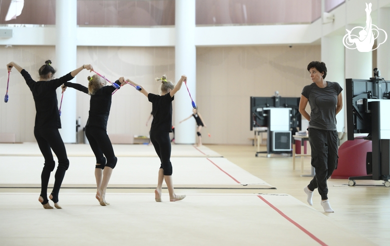 Хореограф фестиваля «Алина» Ирина Зеновка во время занятия с групповичками Академии