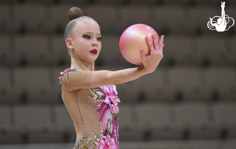 Аделия Ягупова во время упражнения с мячом