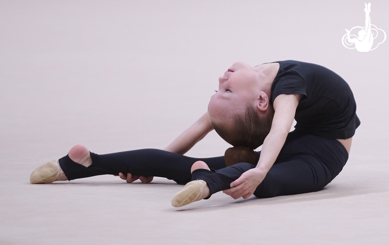 Юная гимнастка во время отбора в Академию