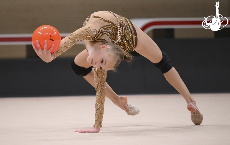 Кристина Войтенко во время упражнения с мячом