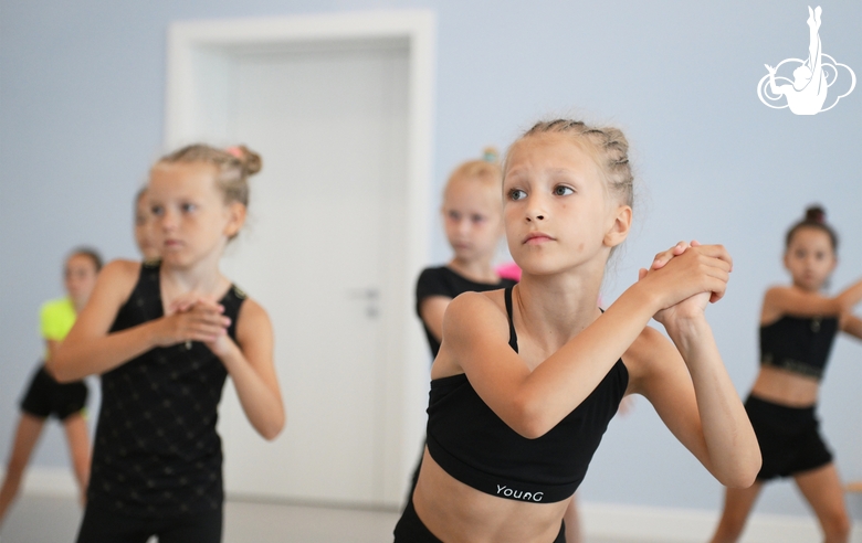 Гимнастки во время занятия танцами на учебно-тренировочных сборах в Академии