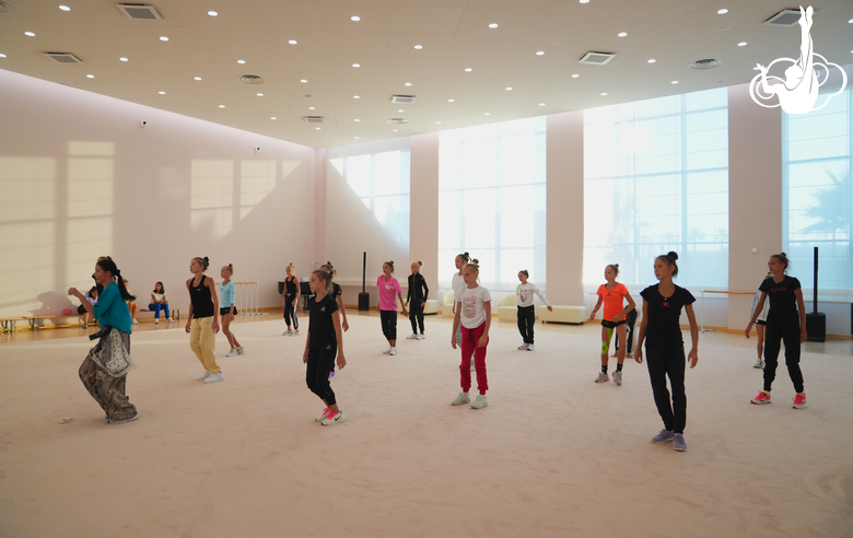 Гимнастки сборной России во время мастер-класса Театра Аллы Духовой TODES