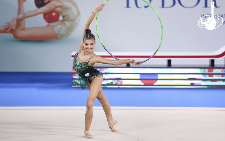 Каролина Тарасова во время упражнения с обручем