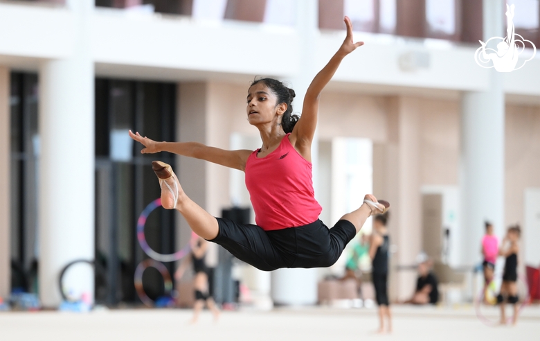 Гимнастка Авани Нитеш Кадам во время тренировки