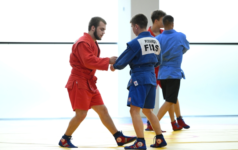 Участники сборов во время тренировки в Академии единоборств