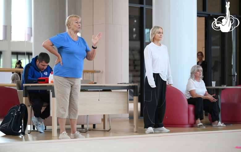 Занятие гимнасток под руководством главного тренера сборной России Татьяны Сергаевой и заслуженного тренера России Веры Штельбаумс