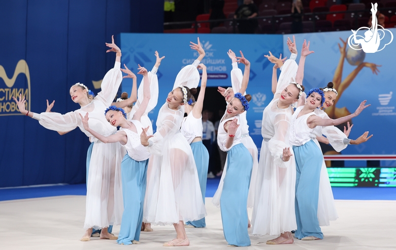 Гимнастки во время церемонии открытия соревнований