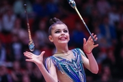 Каролина Тарасова (Россия) во время упражнения с булавами