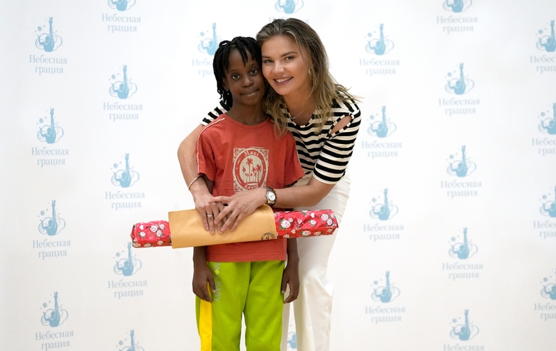 4 сентября 2024. Олимпийская чемпионка Алина Кабаева и конголезская гимнастка Нкенко-Сита Давина Шансельви