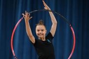 Эльвира Беляева во время упражнения с обручем на опробовании ковра в Академии единоборств