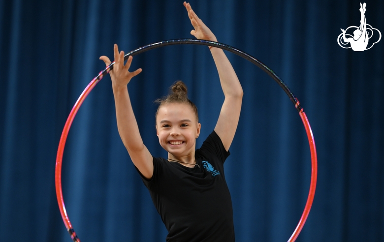 Эльвира Беляева во время упражнения с обручем на опробовании ковра в Академии единоборств