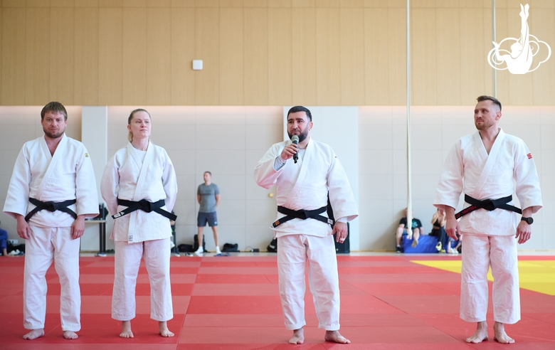 Участники фестиваля дзюдо, олимпийский чемпион Мансур Исаев и организатор Иван Воробьев