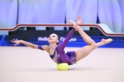 Гимнастка во время выполнения упражнения с мячом на всероссийском турнире «Кубок "Небесная грация"»
