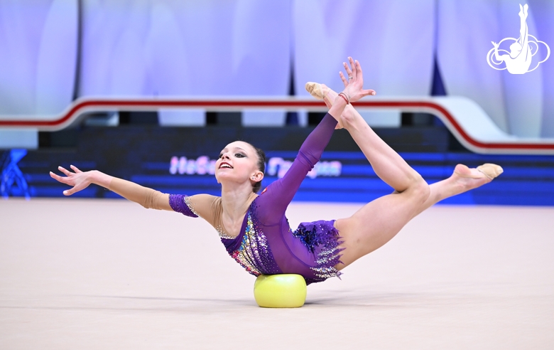 Гимнастка во время выполнения упражнения с мячом на всероссийском турнире «Кубок "Небесная грация"»