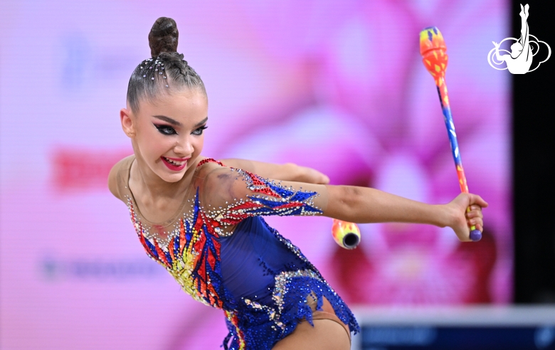 Ксения Савинова во время упражнения с булавами