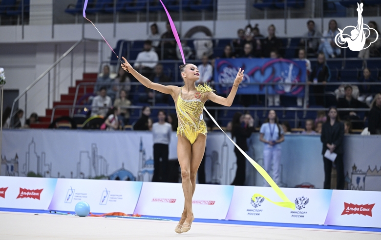 Яна Заикина во время упражнения с лентой