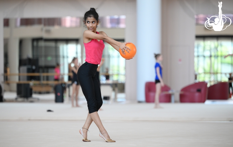 Гимнастка Авани Нитеш Кадам во время тренировки