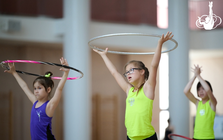 Участницы сборов во время тренировки