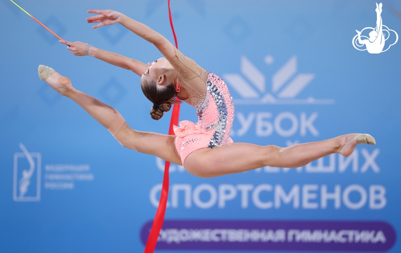 Анастасия Салос во время упражнения с лентой