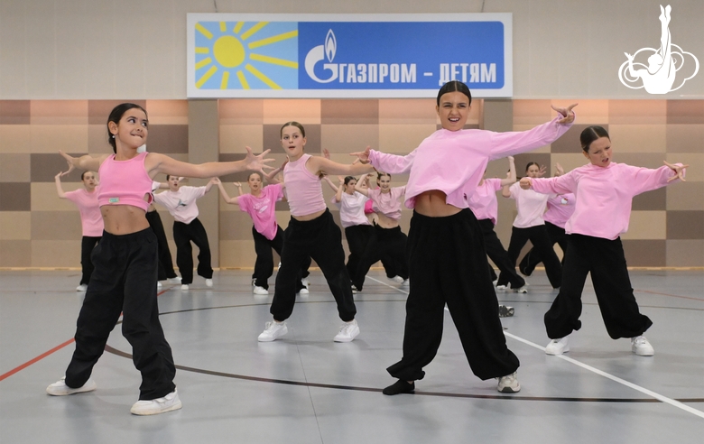 Участницы интенсива студии танца Аллы Духовой TODES во время флешмоба