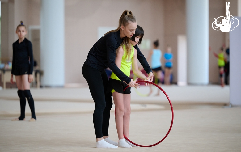Тренер Елизавета Максякова занимается на сборах с детьми с особенностями развития
