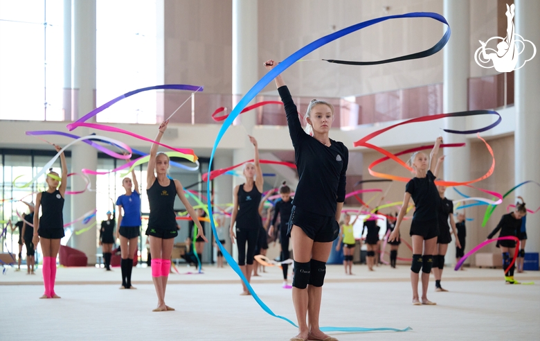 Гимнастки во время восстановительных сборов в Академии