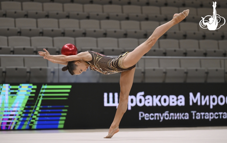Мирослава Щербакова во время упражнения с мячом