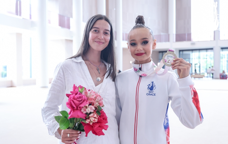 Тренер Елизавета Чернова и воспитанница Академии Яна Заикина из Волгограда с серебряной медалью