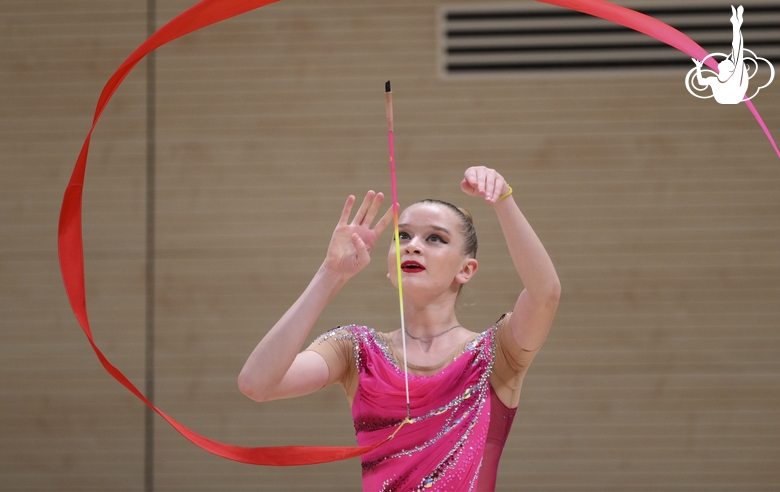 Александра Борисова во время упражнения с лентой