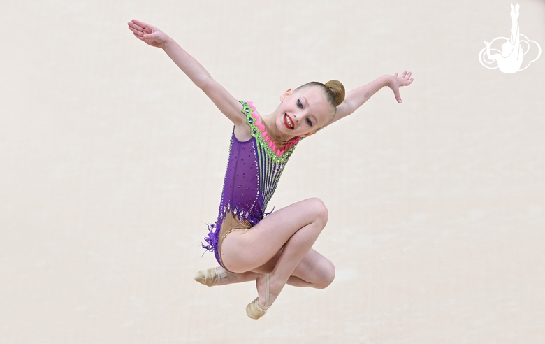 Юная гимнастка в прыжке во время выступления на всероссийских соревнованиях «Формула победы»