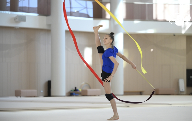 Мария Борисова во время упражнения с лентой