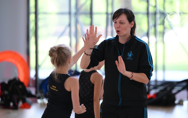 Тренер Олеся Ковалева с гимнастками во время занятия на учебно-тренировочных сборах в Академии