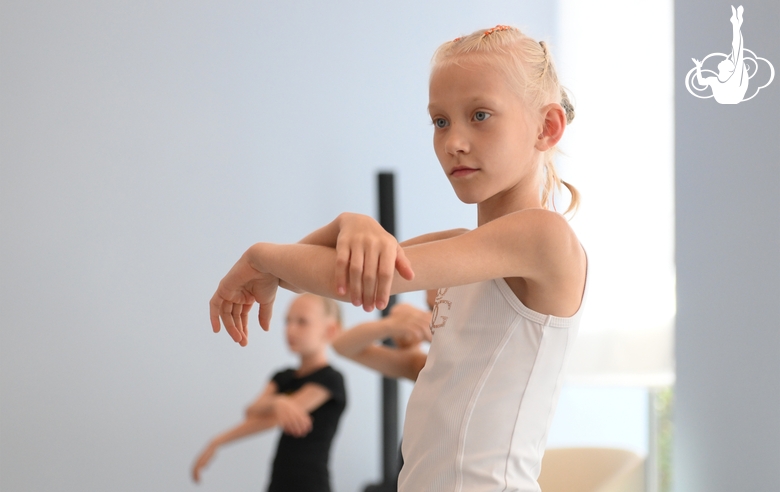 Гимнастка во время занятия танцами на учебно-тренировочных сборах в Академии