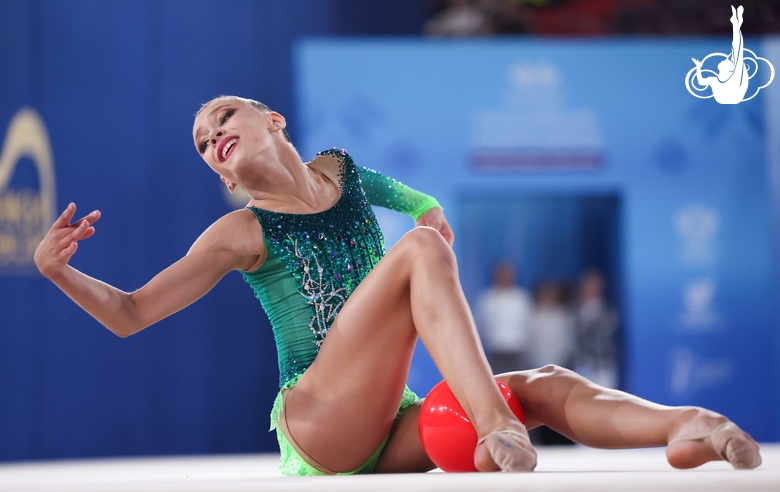 Таисия Сердюкова во время упражнения с мячом