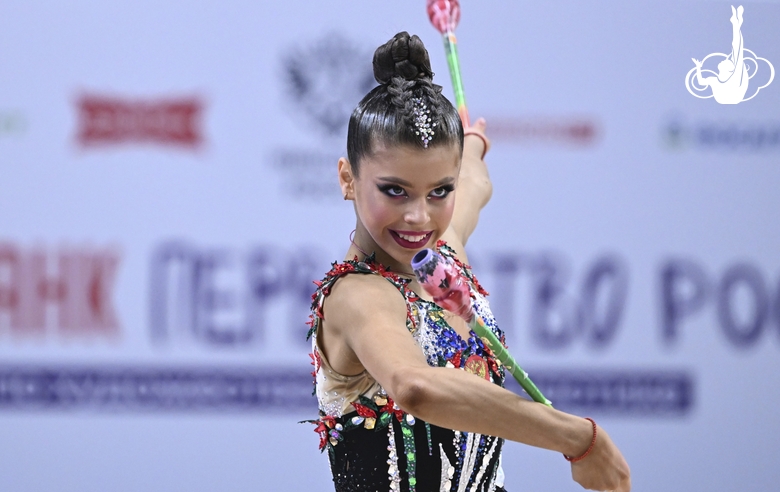 Каролина Тарасова во время упражнения с булавами