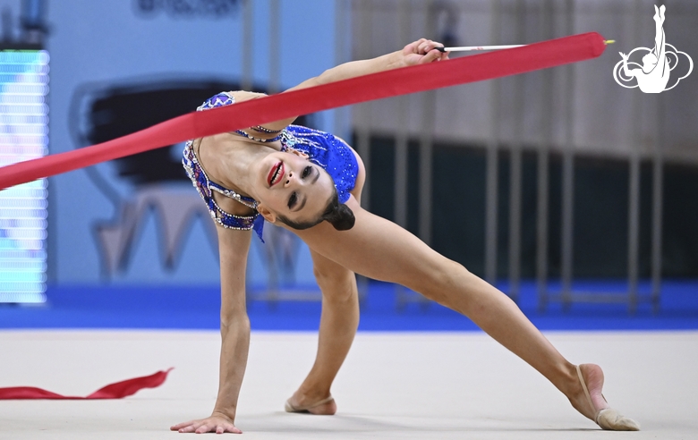 Диана Котловская во время упражнения с лентой