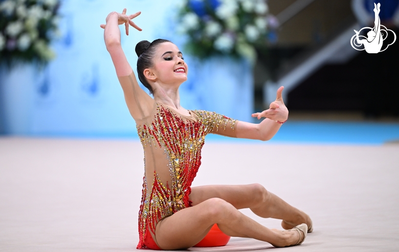 Арина Реквава во время выполнения упражнения с мячом на всероссийском турнире «Кубок "Небесная грация"»