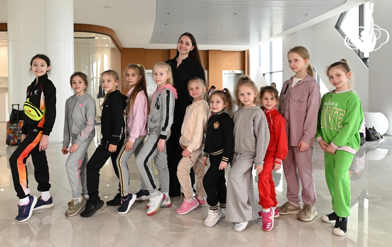 Гимнастки и тренер из физкультурно-спортивного общества «Профсоюзы»