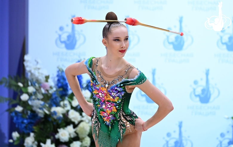 Гимнастка во время выполнения упражнения с булавами на всероссийском турнире «Кубок "Небесная грация"»