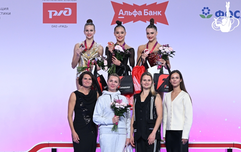 Пьедестал финала с мячом среди сениорок