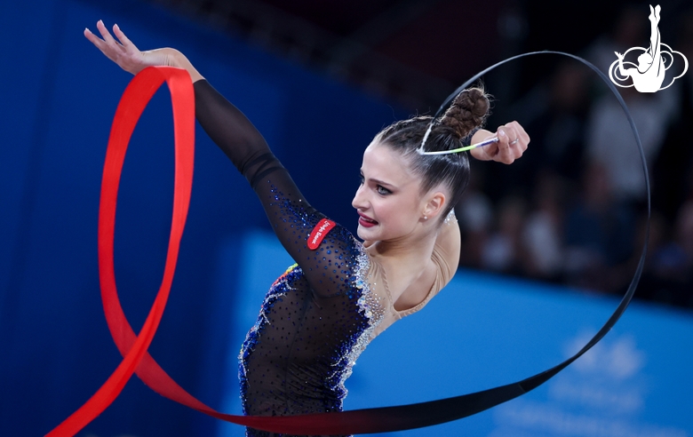 Милена Щенятская во время упражнения с лентой