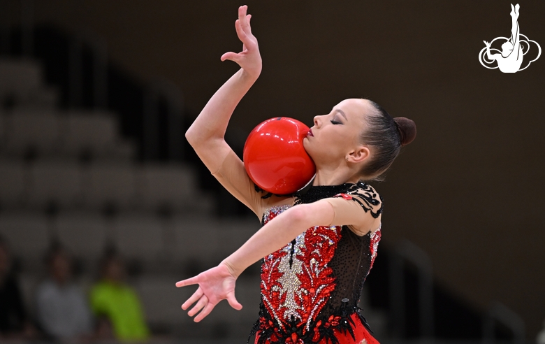 Кристина Дюпина во время упражнения с мячом на всероссийском турнире «Кубок "Небесная грация"»