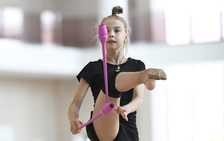 Эльвира Беляева во время упражнения с булавами