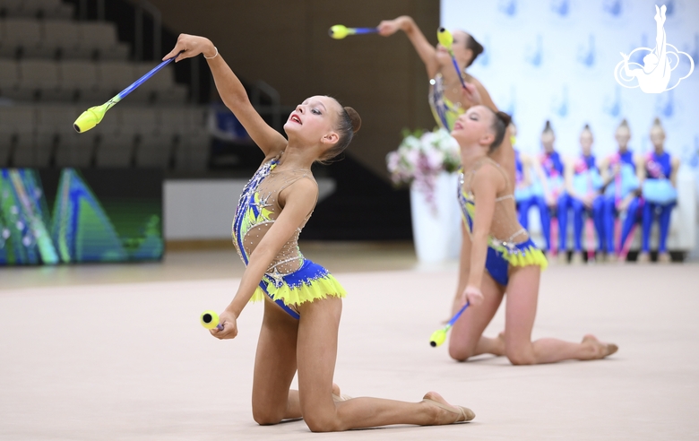 Групповички СШОР Фрунзенского района из Санкт-Петербурга во время упражнения с булавами