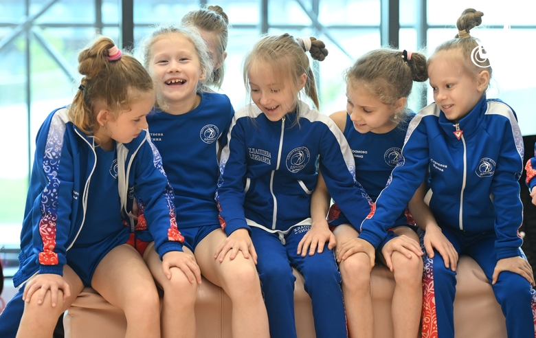 Гимнастки во время занятия